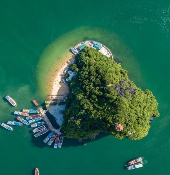 下龙湾海上石岛与游船,天堂岛附近海域