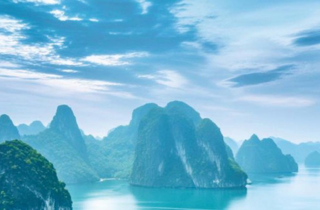 下龙湾海上喀斯特石林