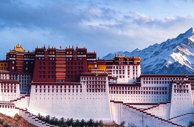 雅鲁藏布大峡谷一带风光