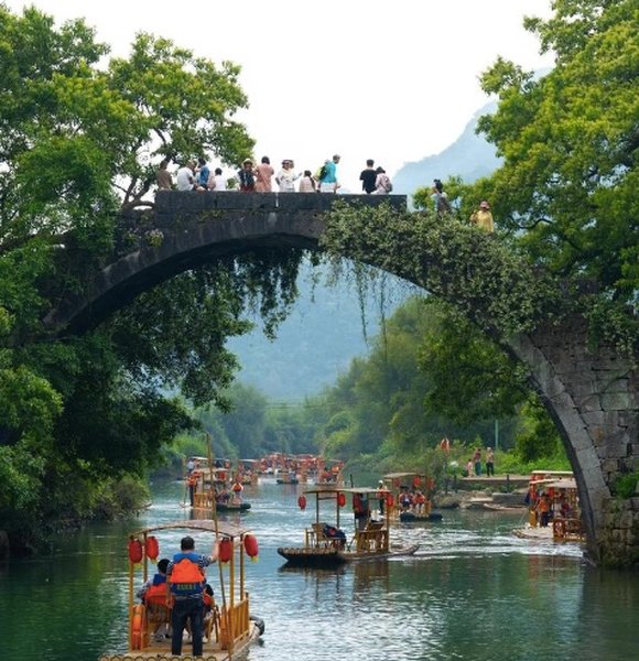阳朔遇龙河富里桥石拱桥与竹筏，桂林阳朔二日游景点