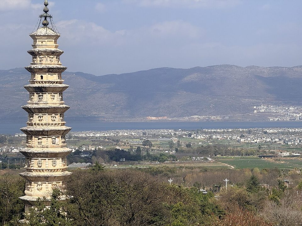 大理崇圣寺三塔与洱海远景