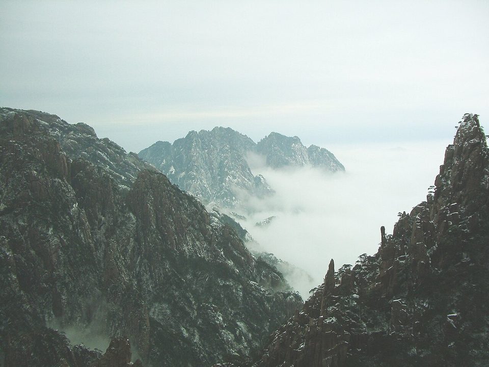 安徽黄山山峰与云海