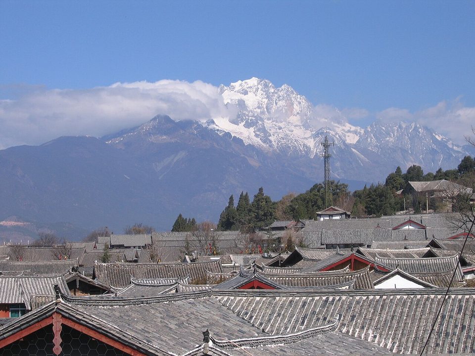 丽江古城屋顶与远处雪山