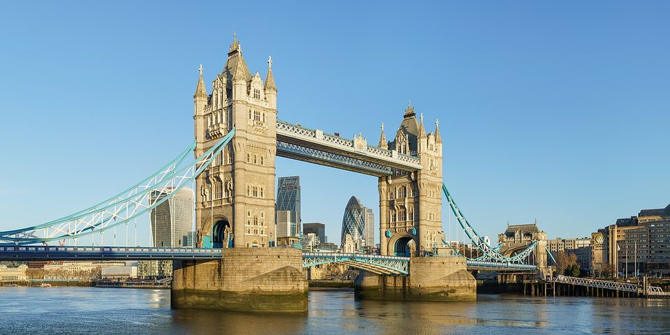 英国伦敦塔桥与泰晤士河