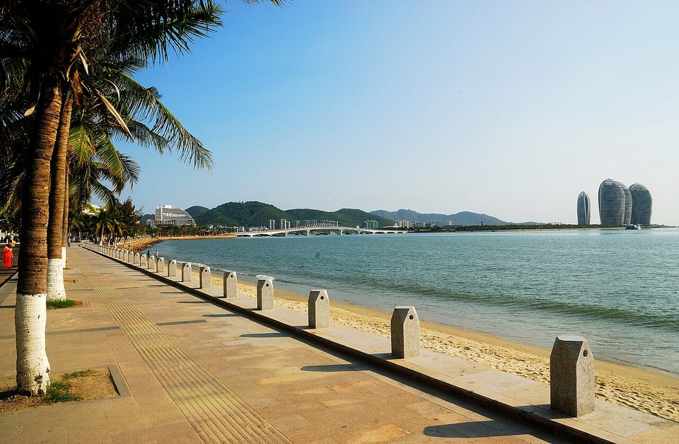 海南三亚湾海滨步道与海景