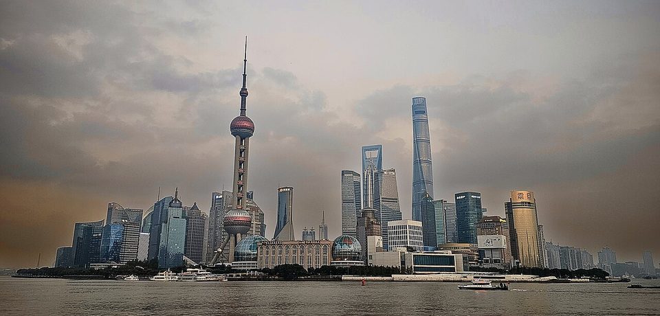 上海外滩远眺陆家嘴天际线