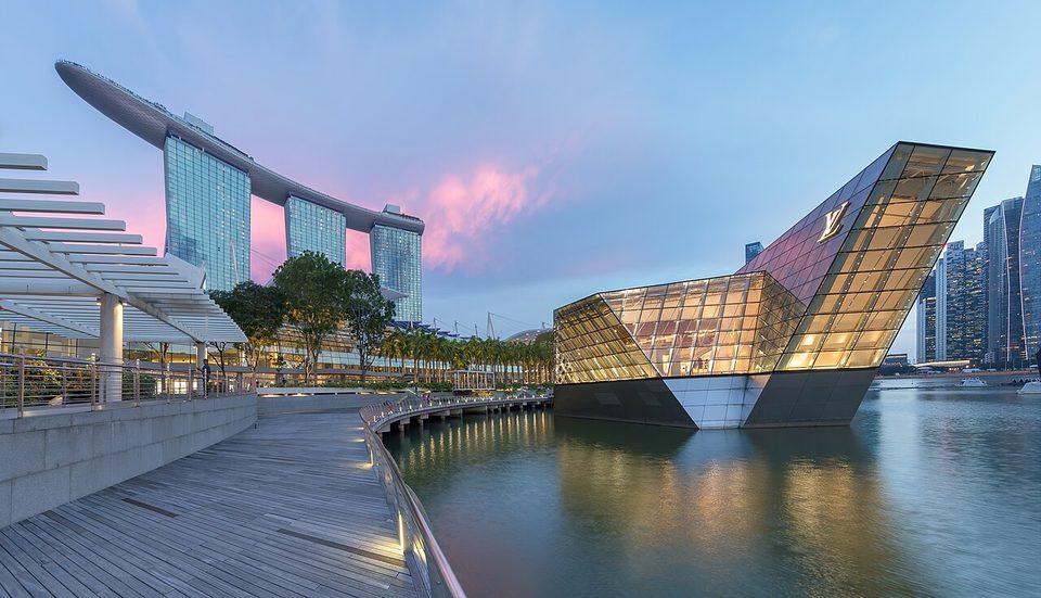 新加坡滨海湾金沙与水上建筑夜景