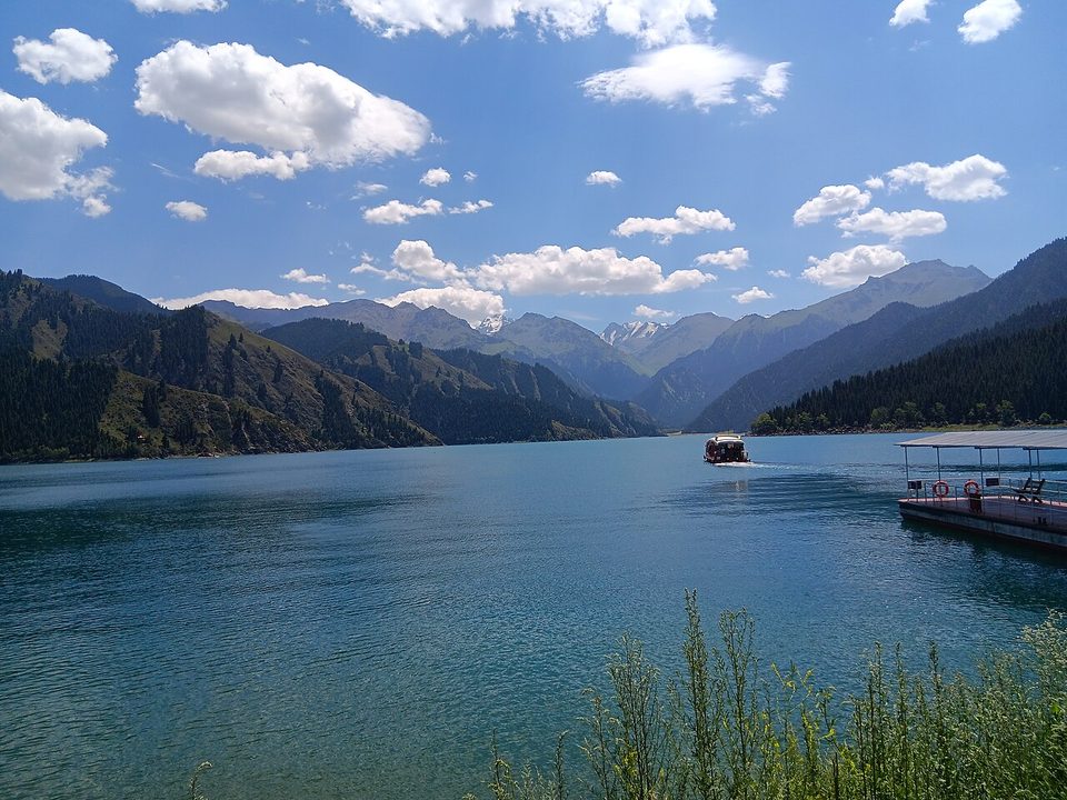 新疆天山天池湖泊与山景