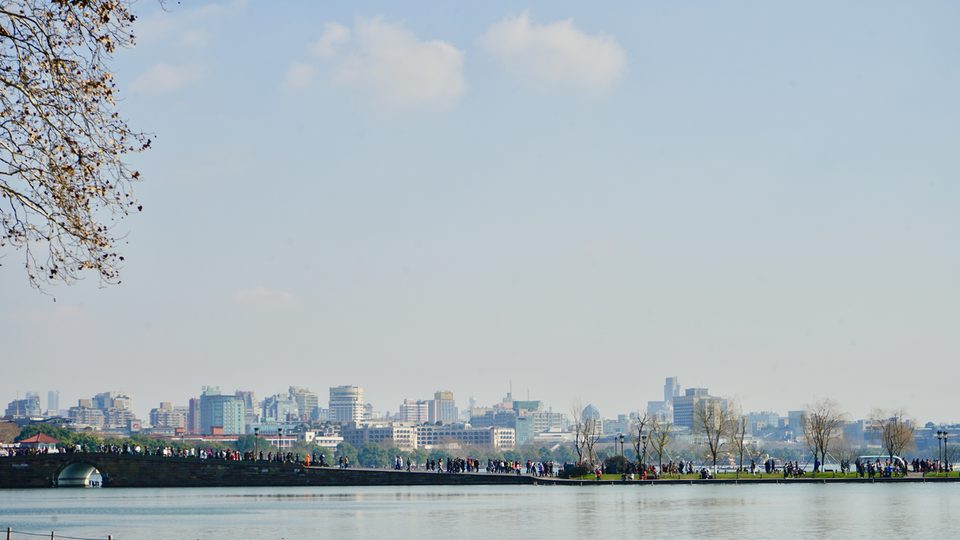 杭州西湖湖面与城市远景
